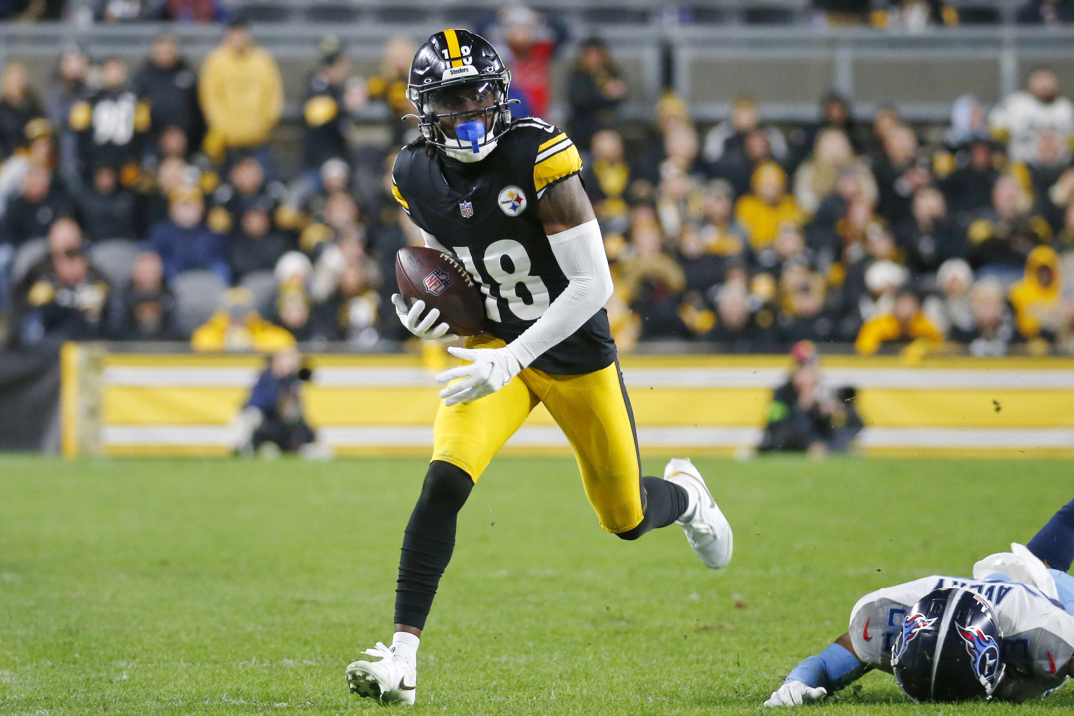 Wide receiver Diontae Johnson of the Pittsburgh Steelers runs after a reception in the game against the Tennessee Titans at Acrisure Stadium in Pittsburgh, Pennsylvania, November 2, 2023. /CFP