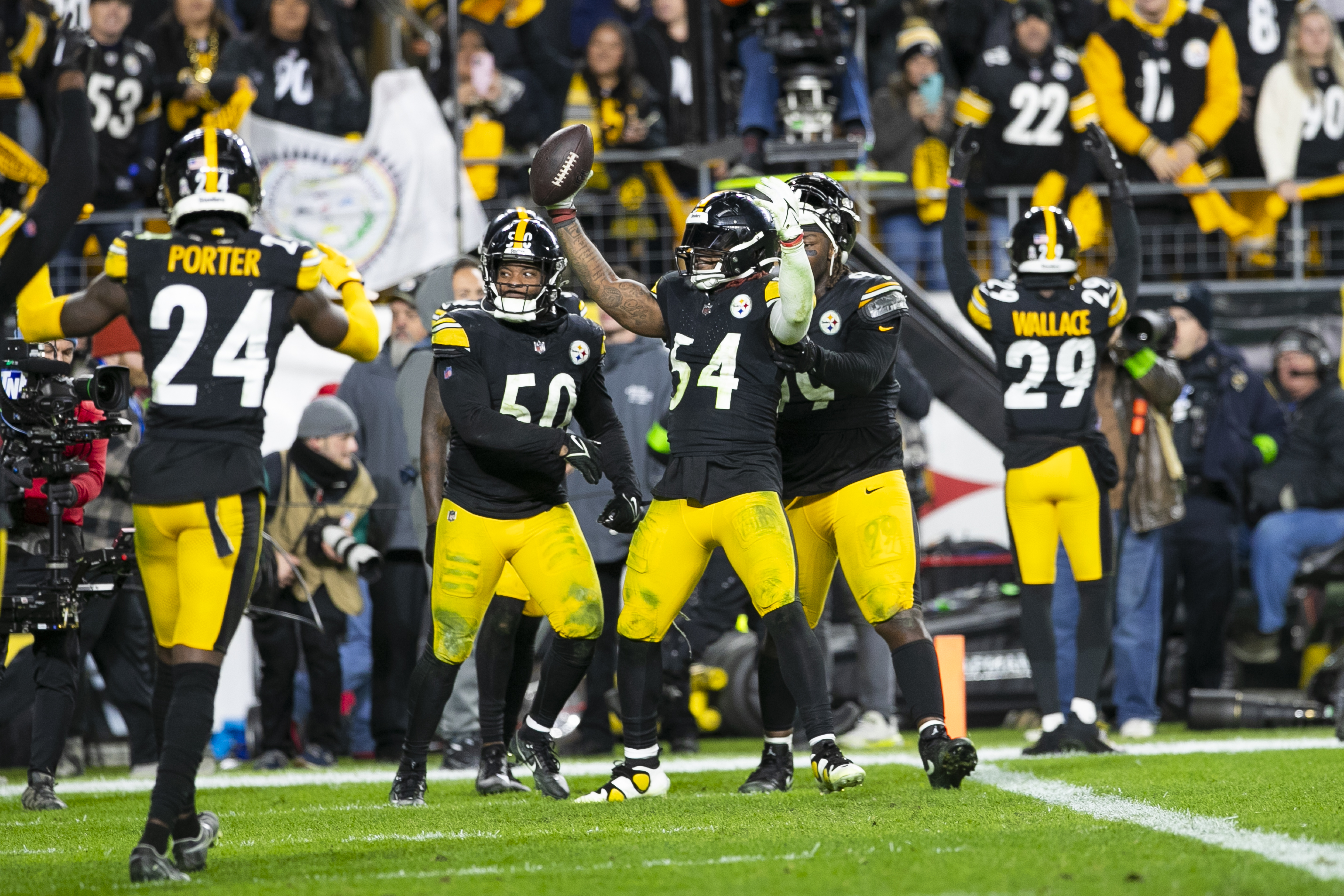 Linebacker Kwon Alexander (#54) of the Pittsburgh Steelers reacts after intercepting a pass by the Tennessee Titans in the game at Acrisure Stadium in Pittsburgh, Pennsylvania, November 2, 2023. /CFP