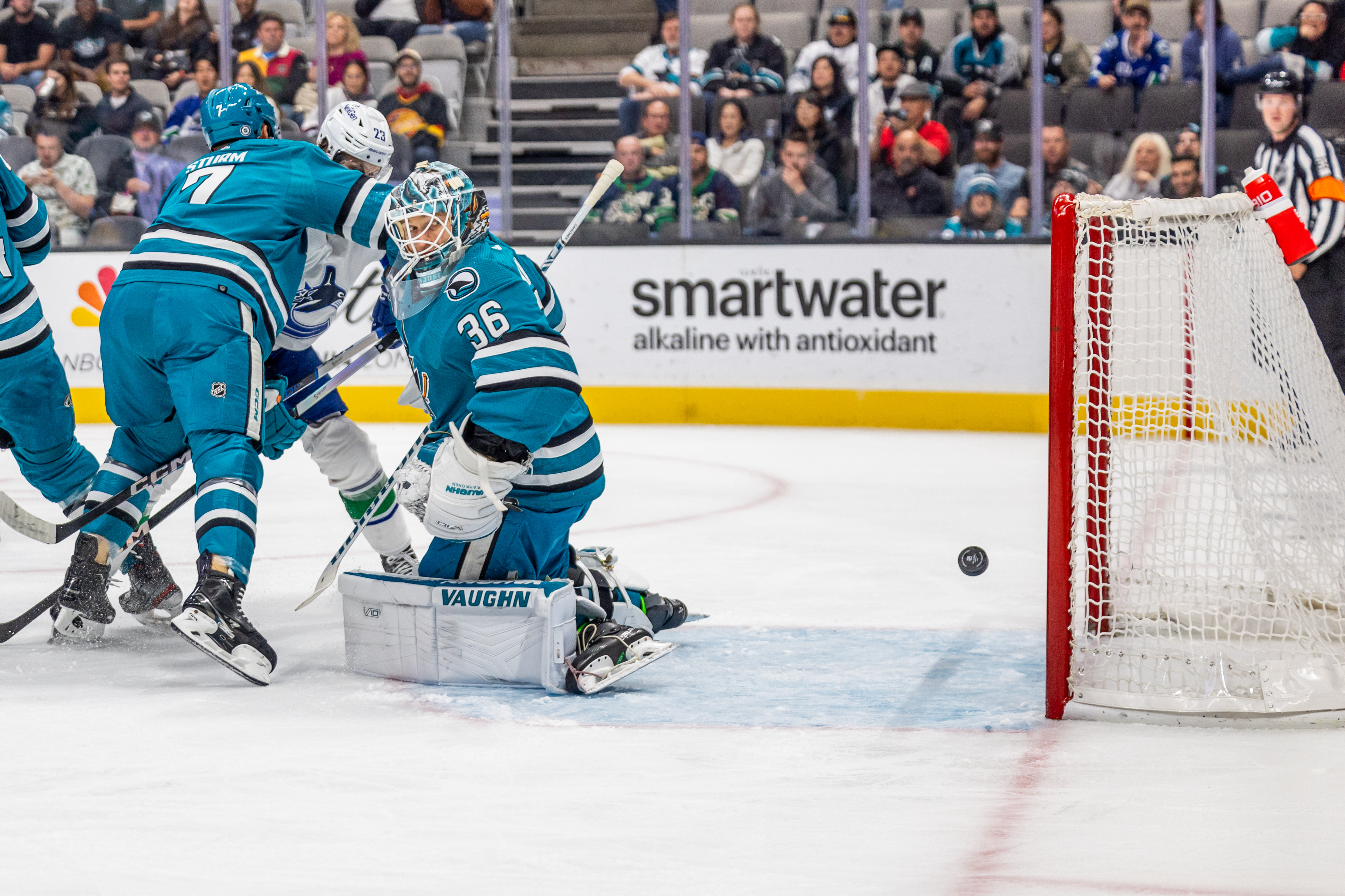 The San Jose Sharks concede one goal in the game against the Vancouver Canucks at the SAP Center in San Jose, California, November 2, 2023. /CFP