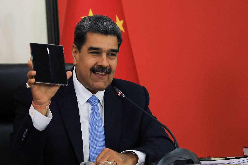 Venezuela's President Nicolas Maduro shows a mobile phone gifted by the Chinese side while speaking during a conference with international press, Beijing, China, September 14, 2023. /CFP