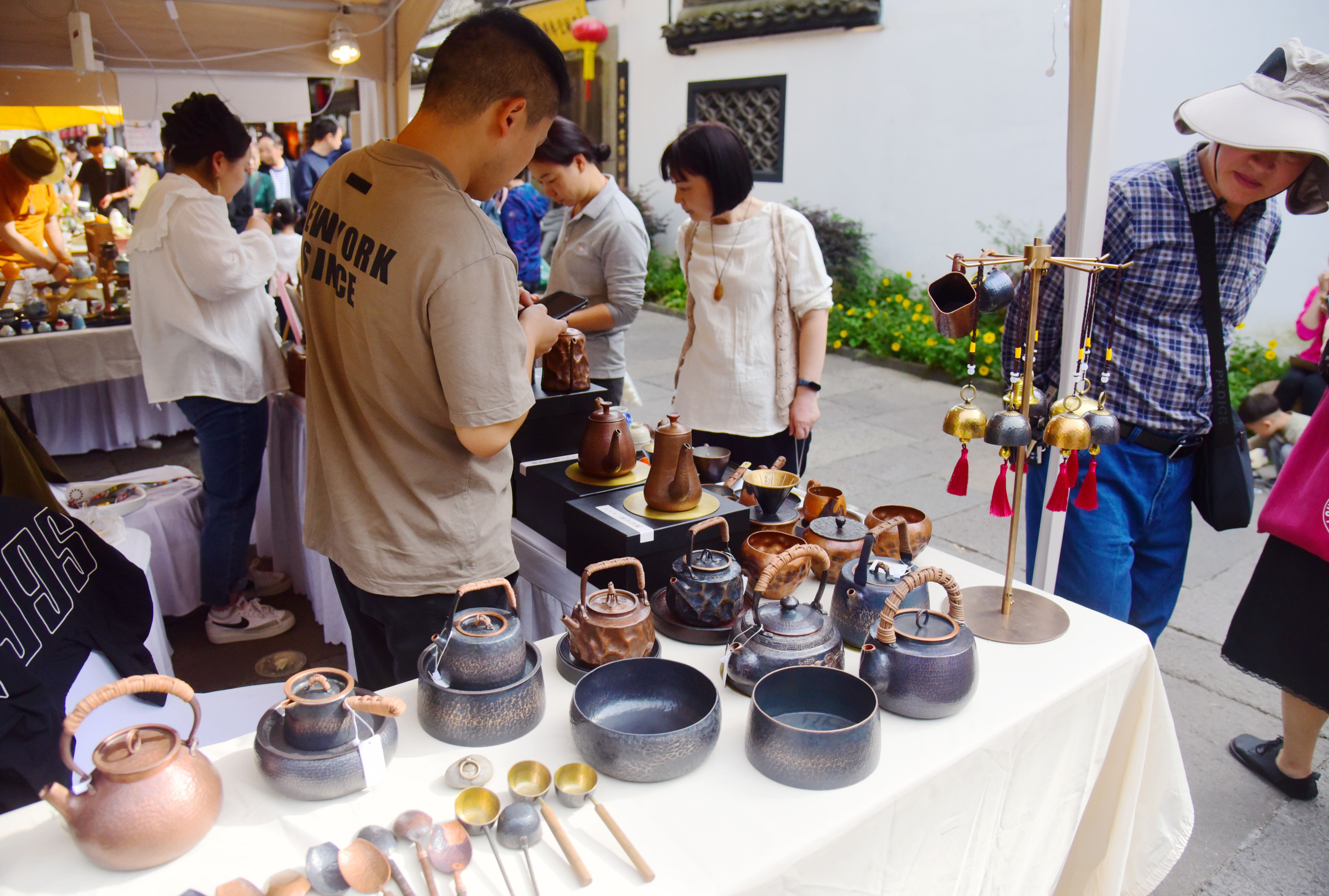 Tea ware is displayed at the Grand Canal Temple Fair in Hangzhou, Zhejiang Province on November 3, 2023. /IC