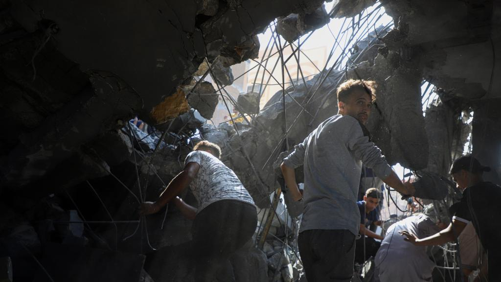 People search for survivors inside a building destroyed in an Israeli air strike in the southern Gaza Strip city of Khan Younis, November 3, 2023. /Xinhua