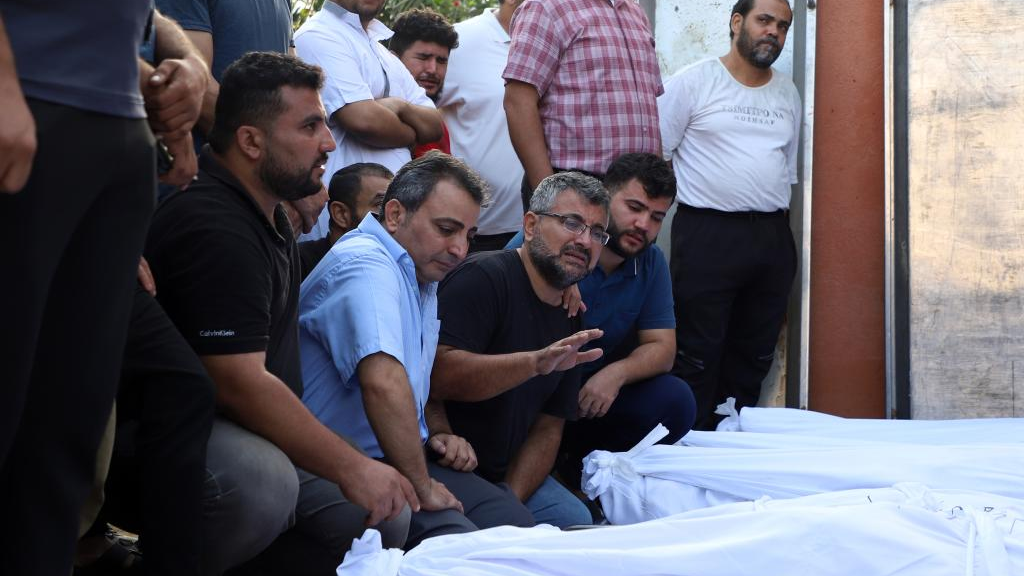 People mourn victims killed in Israeli air strikes in the southern Gaza Strip city of Khan Younis, November 3, 2023. /Xinhua