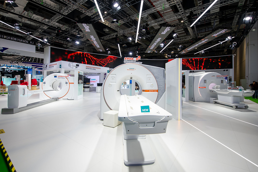 An exhibitor showcases medical equipment at the National Exhibition and Convention Center (Shanghai), November 4, 2023. /CFP