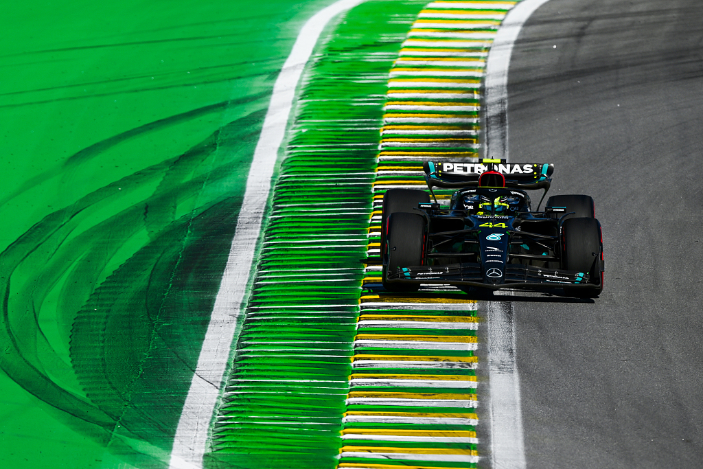 Lewis Hamilton drives the Mercedes race car on track during the sprint race of the F1 Grand Prix of Brazil at Interlagos circuit in Sao Paulo, Brazil, November 4, 2023. /CFP