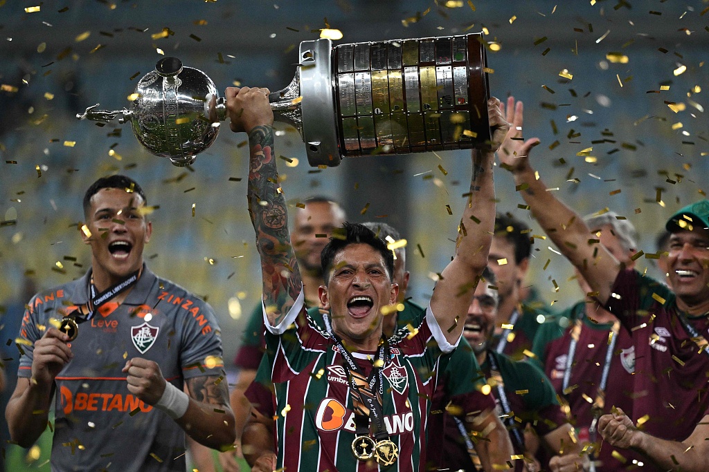 Fluminense's Argentine forward German Cano (C) raises the trophy after winning the Copa Libertadores final at Maracana stadium in Rio de Janeiro, Brazil, November 4, 2023. /CFP