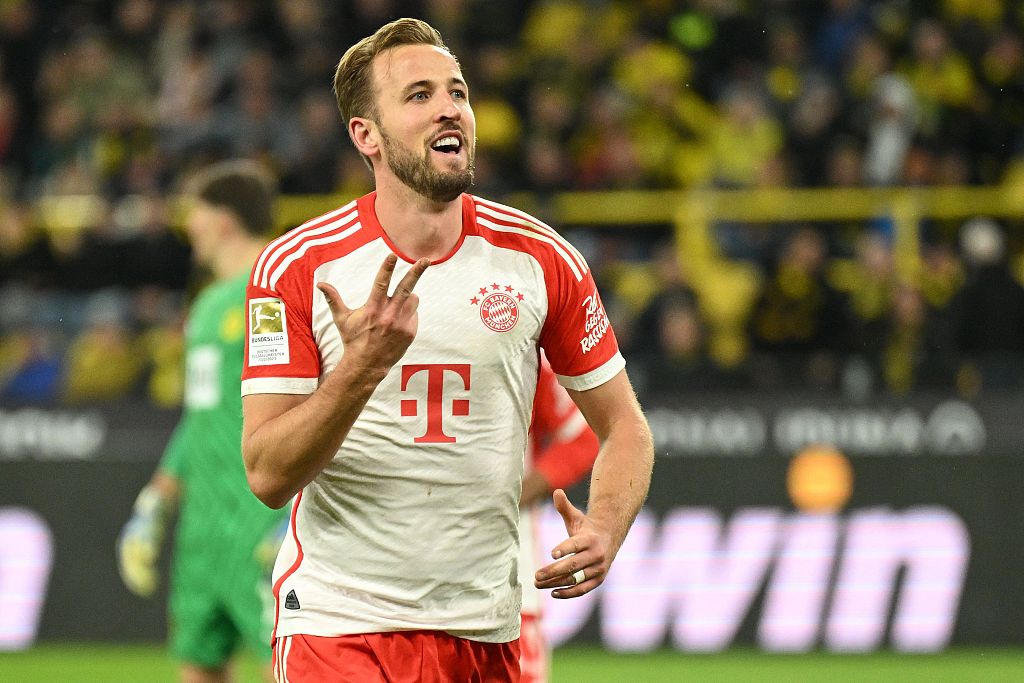 Harry Kane of Bayern Munich shows three fingers for his hattrick during the Bundesliga match in Dortmund, Germany, November 4, 2023. /CFP