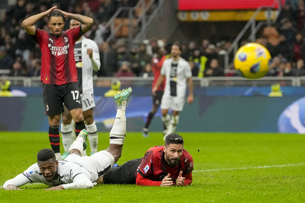 Olivier Giroud (R) of AC Milan reacts during their Serie A match with Udinese at the San Siro stadium in Milan, Italy, November 4, 2023. /CFP