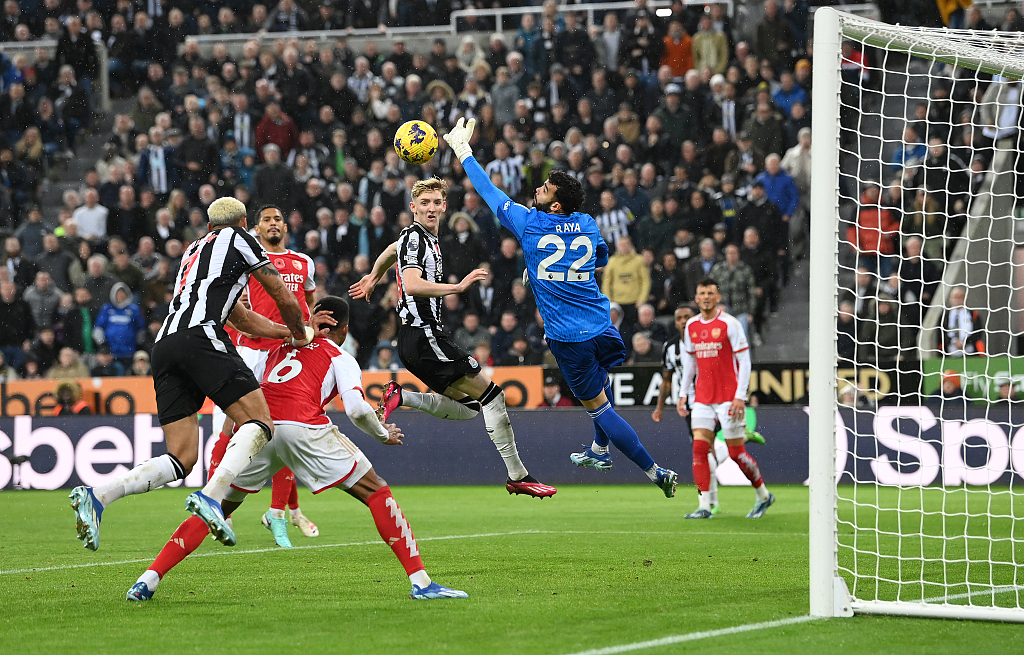 Anthony Gordon (C) of Newcastle United scores a goal in the Premier League game against Arsenal at St. James Park in Newcastle, England, November 4, 2023. /CFP