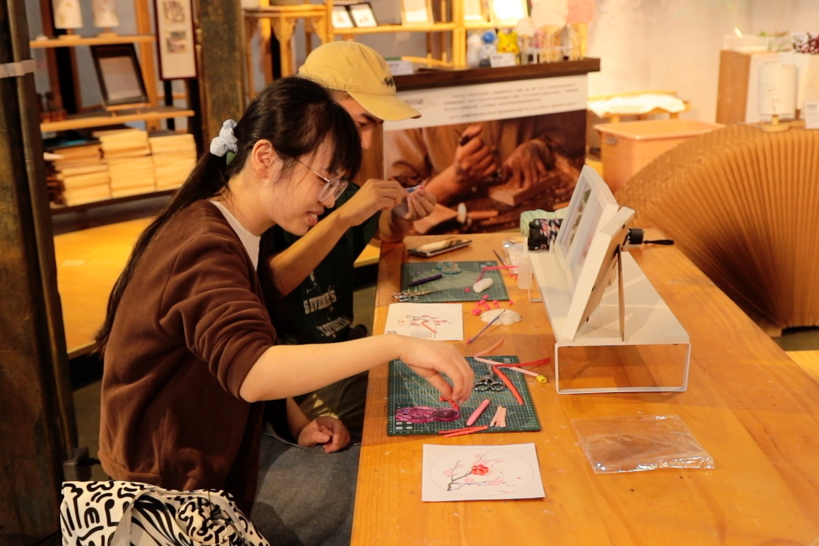 Visitors experience cultural heritage skills first-hand at the Handicraft Dynamic Museum in the Qiaoxi Historical and Cultural Block in Hangzhou, Zhejiang Province. /CGTN