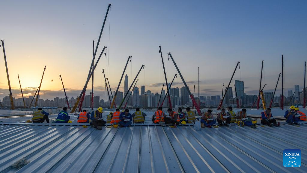 A break time at the construction site of an emergency hospital project aided by the  central government in Lok Ma Chau Loop area in Hong Kong, south China, March 31, 2022. /Xinhua