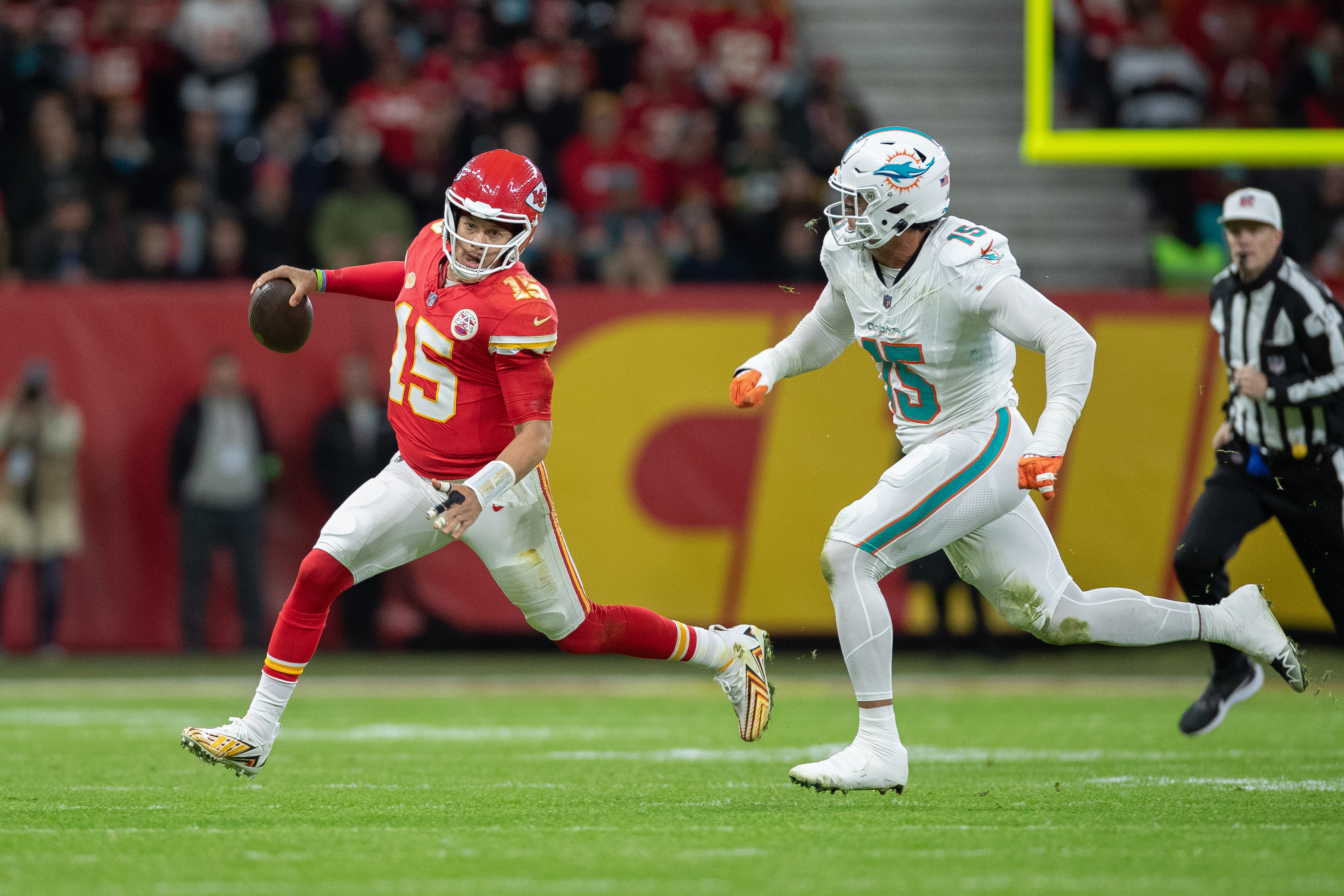 Quarterback Patrick Mahomes (#15) of the Miami Dolphins runs with the ball in the game against the Miami Dolphins at Deutsche Bank Park in Frankfurt am Main, Germany, November 5, 2023. /CFP