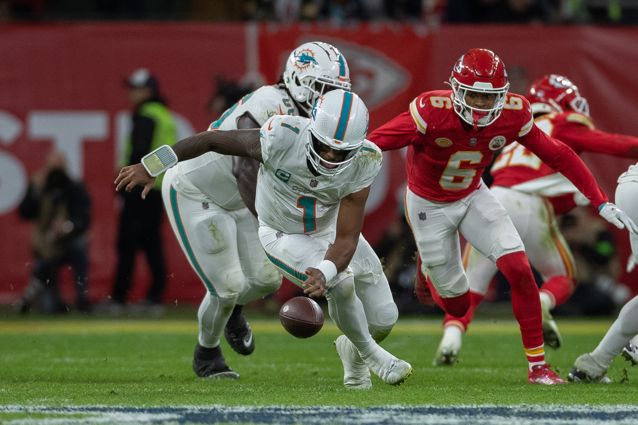 Quarterback Tua Tagovailoa (#1) of the Miami Dolphins drops the ball in the game against the Kansas City Chiefs at Deutsche Bank Park in Frankfurt am Main, Germany, November 5, 2023. /CFP