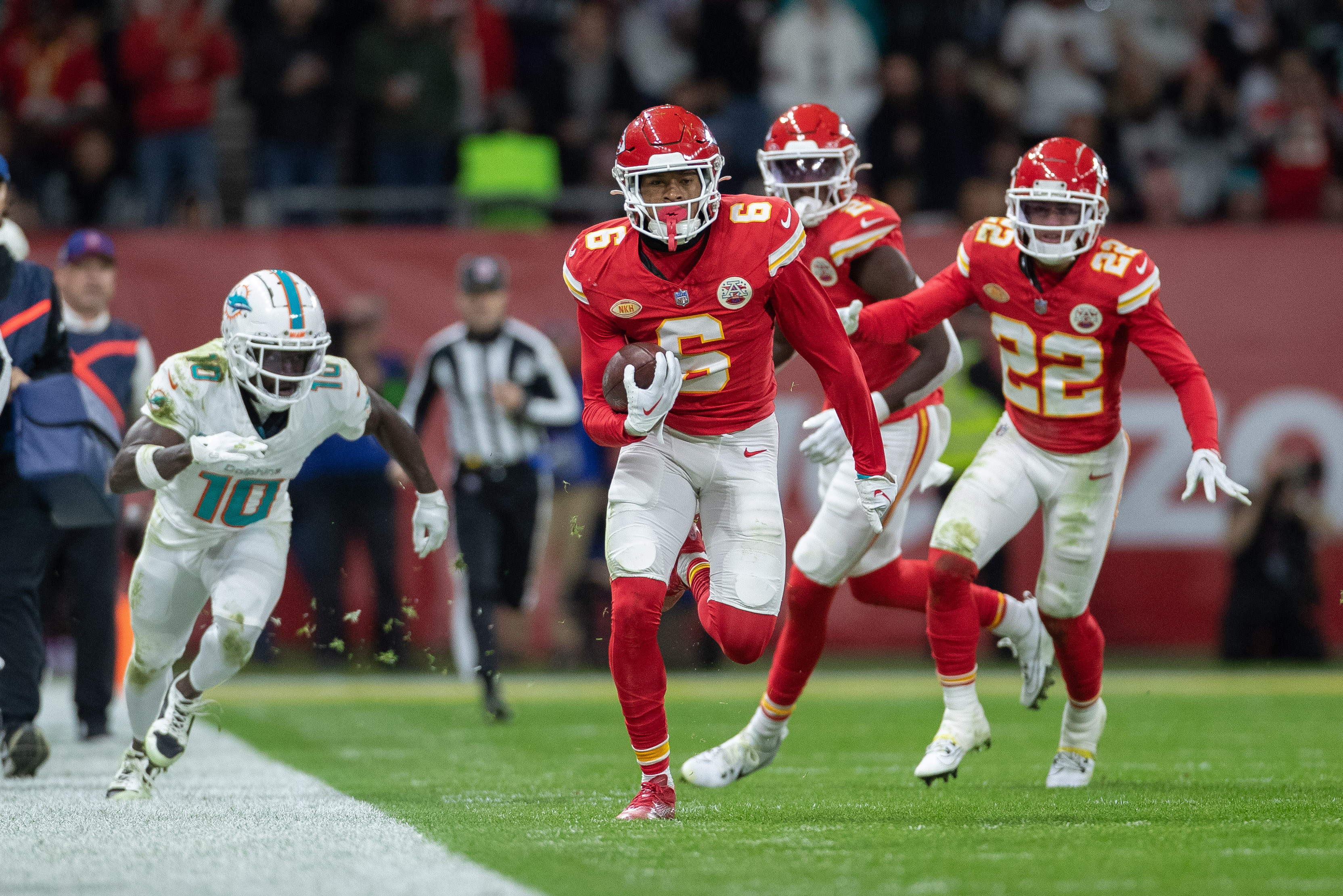 Safety Bryan Cook (#6) of the Kansas City Chiefs runs to score a touchdown in the game against the Miami Dolphins at Deutsche Bank Park in Frankfurt am Main, Germany, November 5, 2023. /CFP