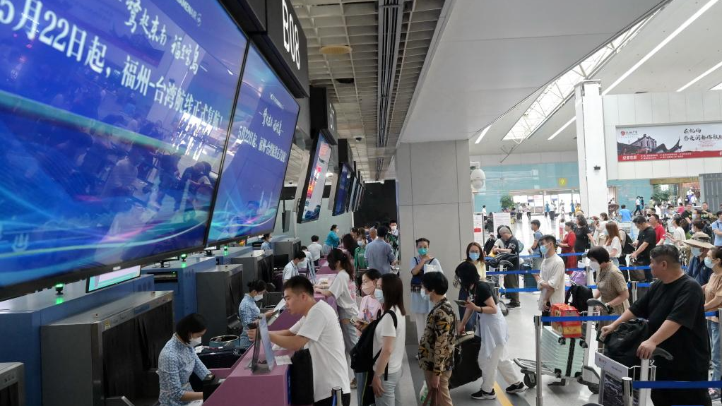 Passengers check in their luggage at the Fuzhou Changle International Airport in Fuzhou, capital of southeast China's Fujian Province, May 22, 2023. /Xinhua
