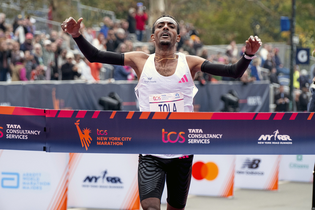 Tamirat Tola of Ethiopia wins the New York City Marathon men's race in New York City, November 5, 2023. /CFP
