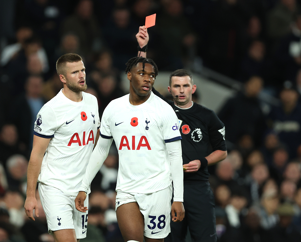 Destiny Udogie (C) of Tottenham receives a red card during their Premier League clash with Chelsea in London, England, November 6, 2023. /CFP