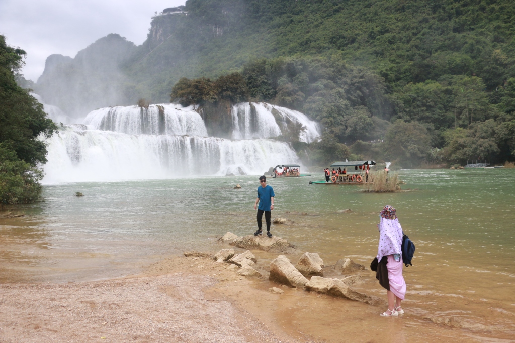 Tourists visit the Vietnamese side of the Detian-Ban Gioc Waterfall to catch a glimpse of the natural wonder up close. /CFP