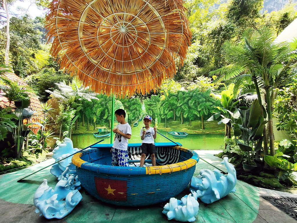 Children play on the Chinese side of the Detian-Ban Gioc Waterfall in Guangxi Zhuang Autonomous Region. /CFP