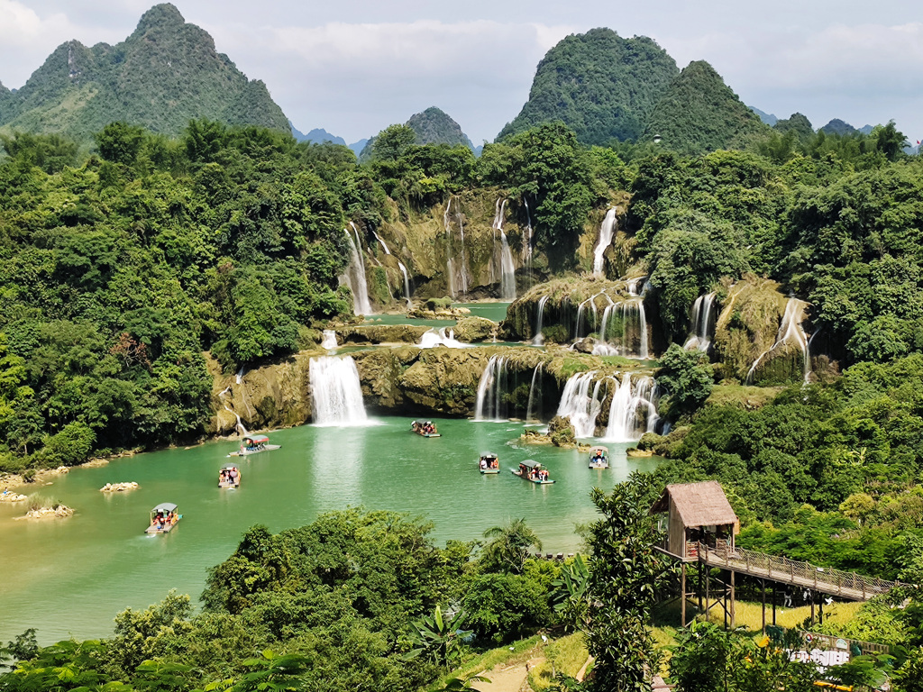 Tourists take boat trips on the Chinese side of Detian-Ban Gioc Waterfall to enjoy the beauty of the scenery in Guangxi Zhuang Autonomous Region. /CFP