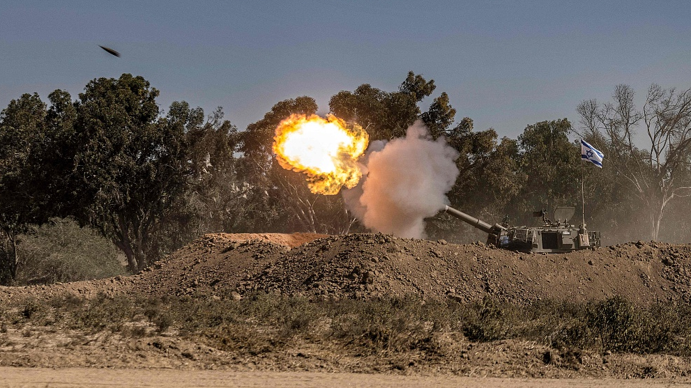 An Israeli army self-propelled artillery howitzer fires rounds from a position near the border with the Gaza Strip in southern Israel, November 6, 2023. /CFP