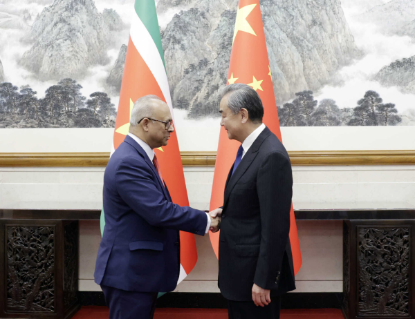 Wang Yi (R), a member of the Political Bureau of the CPC Central Committee and Chinese foreign minister, shakes hands with Surinamese Foreign Minister Albert Ramdin in Beijing, China, November 7, 2023. /Chinese Foreign Ministry