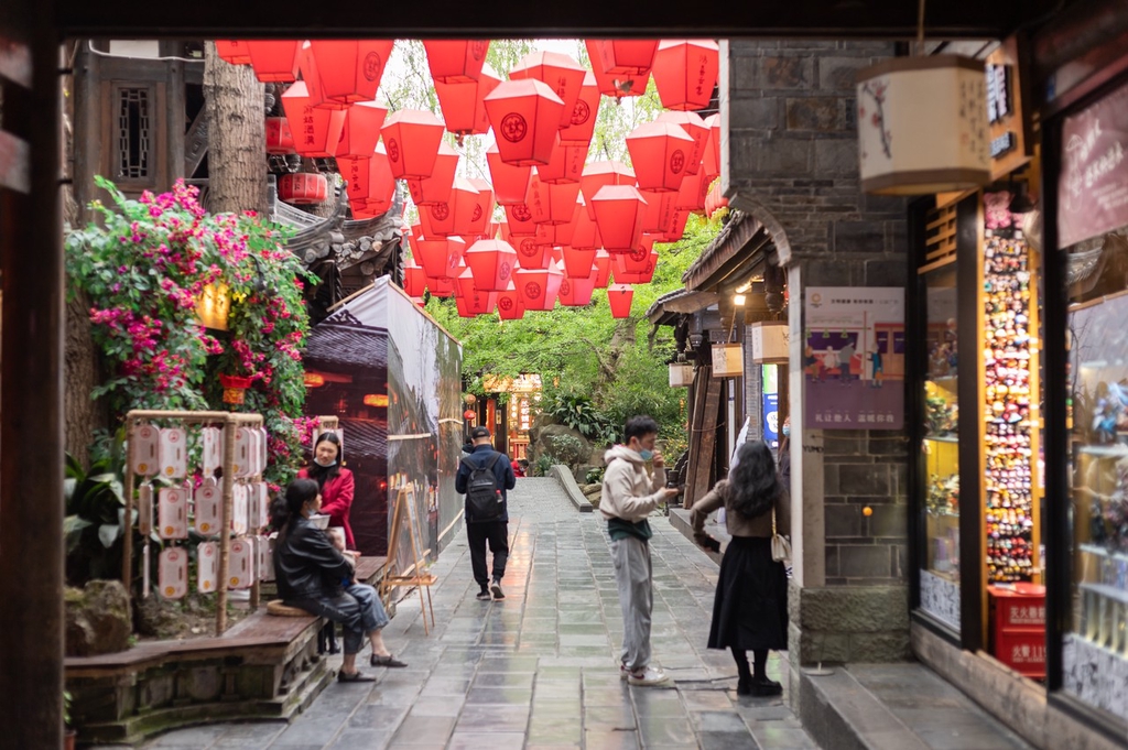 A photo taken on March 25, 2023 shows visitors browsing shops in Jinli Street, a preserved pedestrian zone in Chengdu, Sichuan ranked by CNN Travel as one of the most beautiful streets in the world. /IC