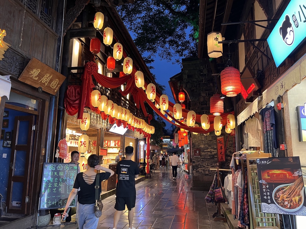 A photo taken on July 6, 2022 shows lanterns shining at dusk in Jinli Street, a preserved pedestrian zone in Chengdu, Sichuan ranked by CNN Travel as one of the most beautiful streets in the world. /IC