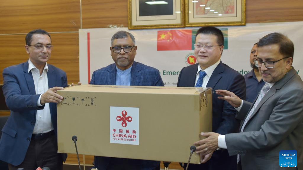 Chinese Ambassador to Bangladesh Yao Wen (3rd L) hands over anti-dengue emergency supplies to Bangladeshi Health and Family Welfare Minister Zahid Maleque (2nd L) at a handover ceremony in Dhaka, Bangladesh, November 7, 2023. /Xinhua