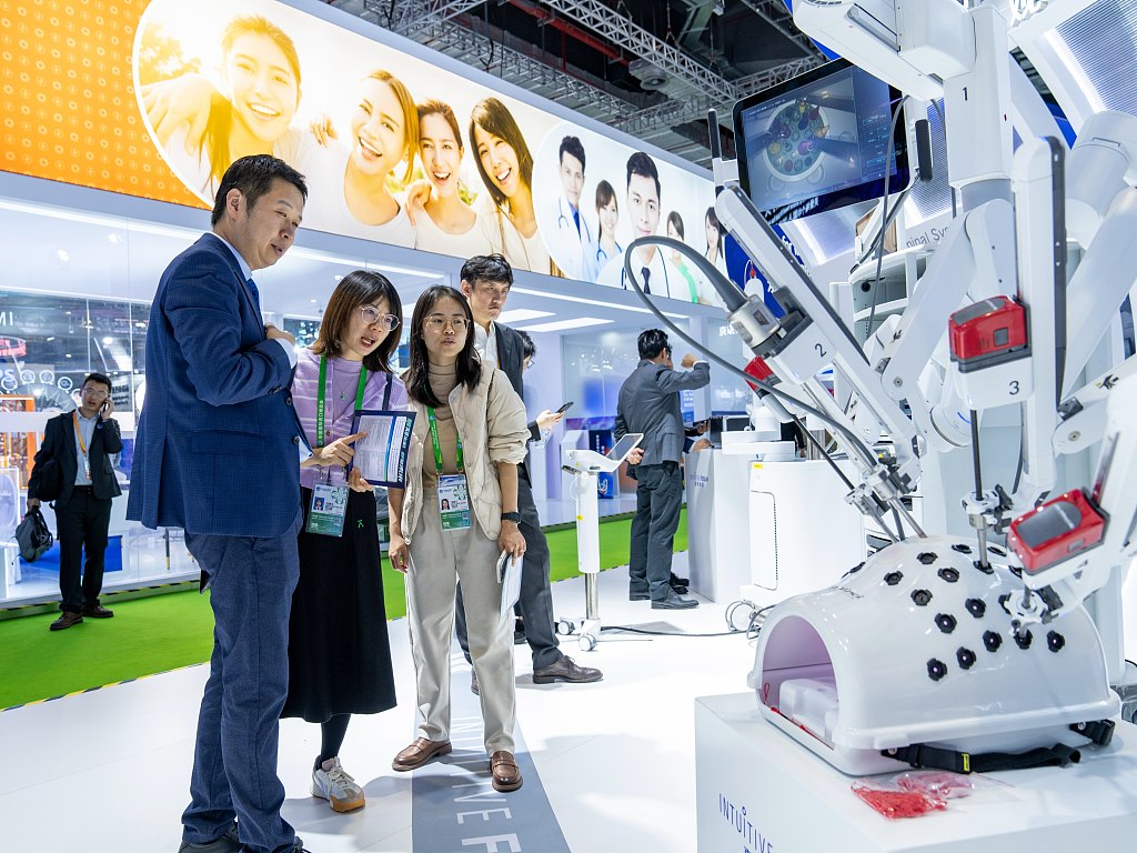 A photo taken on November 6, 2023 shows visitors taking a look at the first domestically produced da Vinci robotic surgical system displayed at the 6th China International Import Expo in Shanghai, China. /CFP