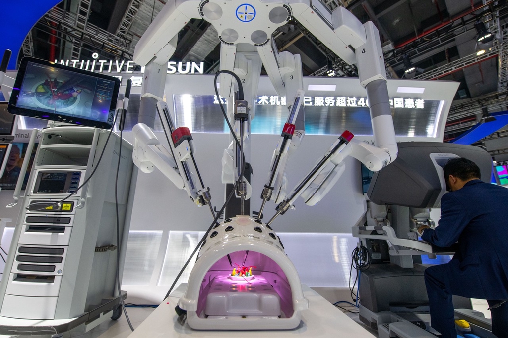 A photo taken on November 6, 2023 shows the first domestically produced da Vinci robotic surgical system displayed at the 6th China International Import Expo in Shanghai, China. /IC