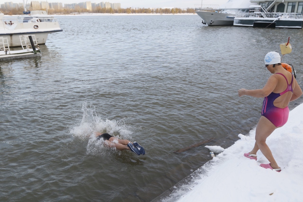 A swimmer splashes into the chilly waters of the Songhua River on November 7, 2023 in Harbin, Heilongjiang. /IC