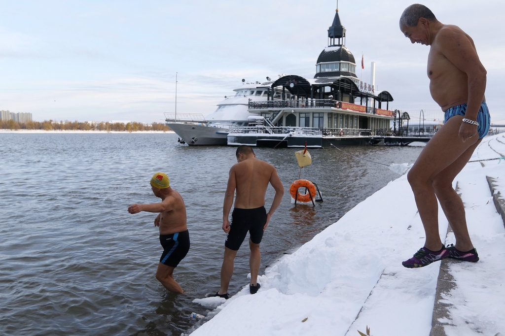 A photo shows winter swimmers stepping into the chilly waters of the Songhua River on November 7, 2023 in Harbin, Heilongjiang. /IC