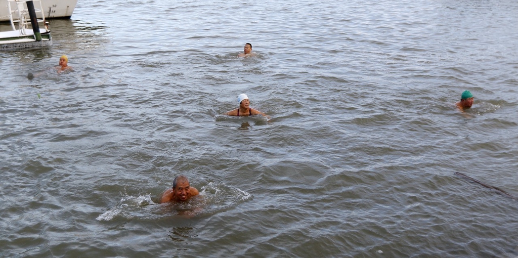 A photo shows winter swimmers in the chilly waters of the Songhua River on November 7, 2023 in Harbin, Heilongjiang. /IC