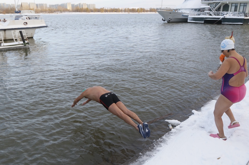 A swimmer dives into the chilly waters of the Songhua River on November 7, 2023 in Harbin, Heilongjiang. /IC