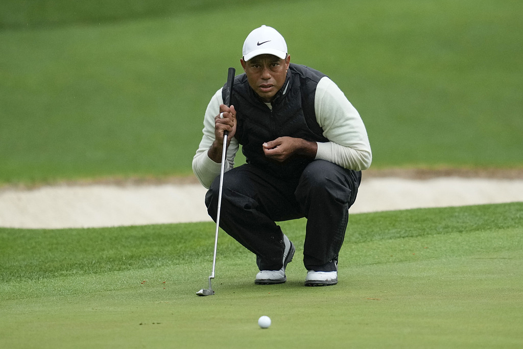 Tiger Woods lines up a putt on the 16th hole during the weather delayed second round of the Masters golf tournament at Augusta National Golf Club in Augusta, Georgia, April 8, 2023. /CFP