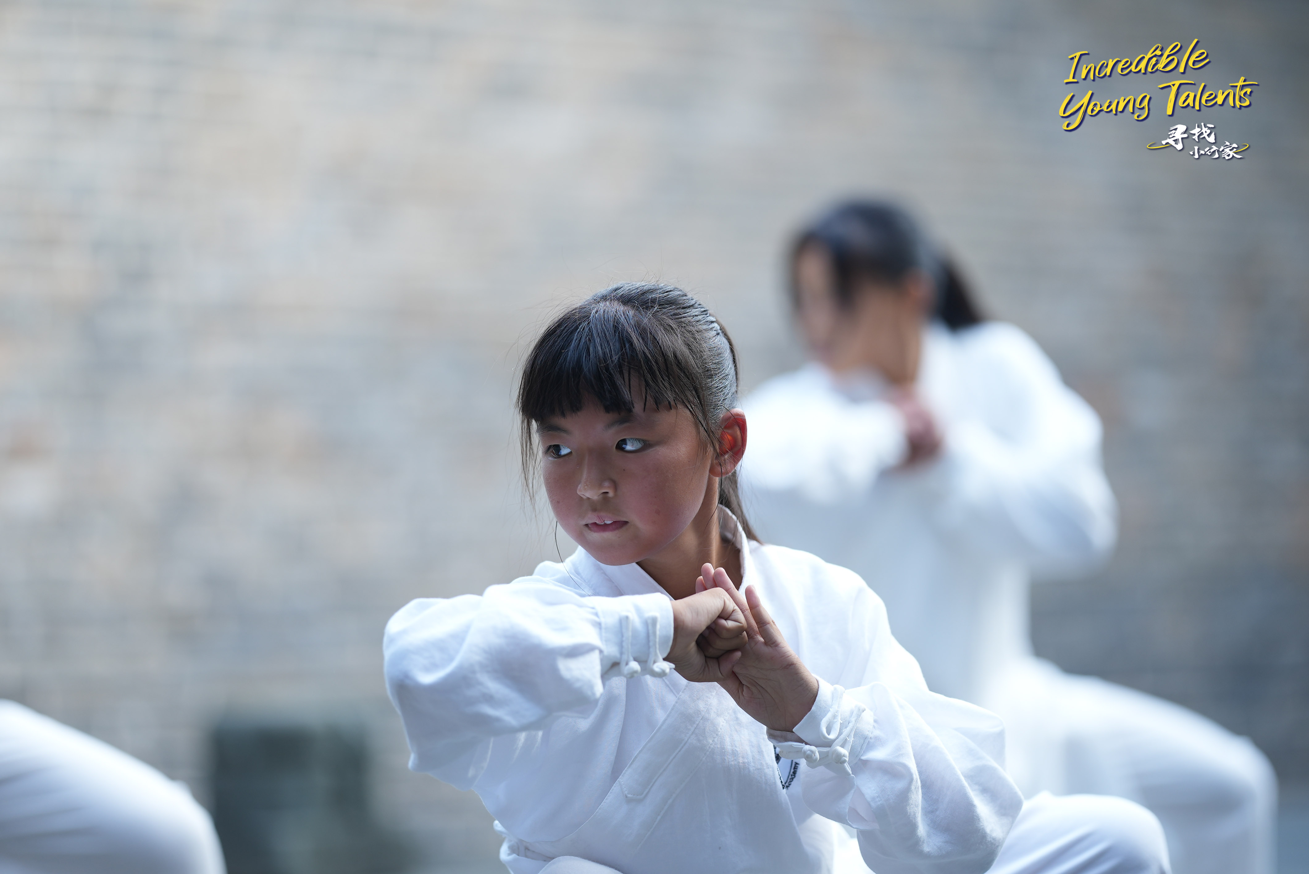 Young kung fu practitioner Li Muzi learns Tai Chi routines from her master along with her classmates. /CGTN