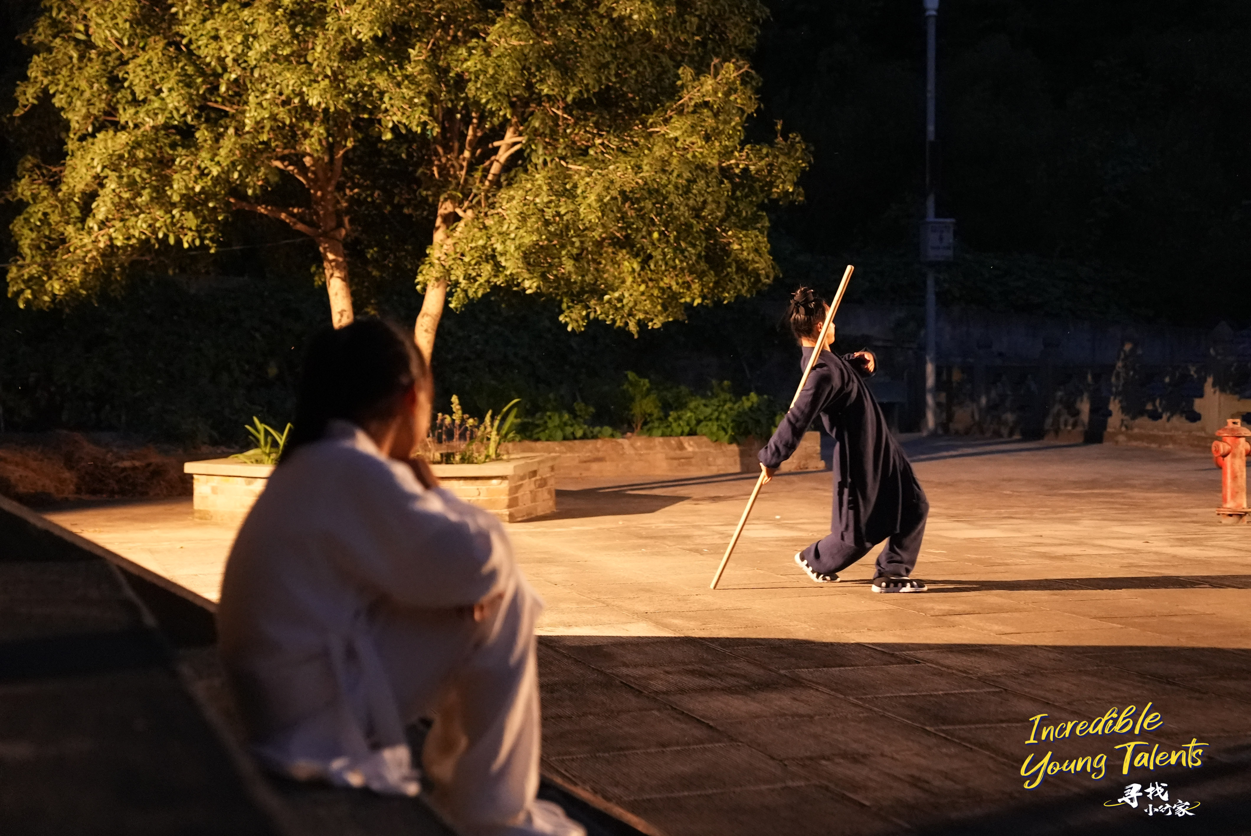 Li Muzi is particularly interested in staff techniques and has a longing to learn the Wudang Eight Immortals Staff routine. In her spare time, she watches how a senior student practices it. /CGTN