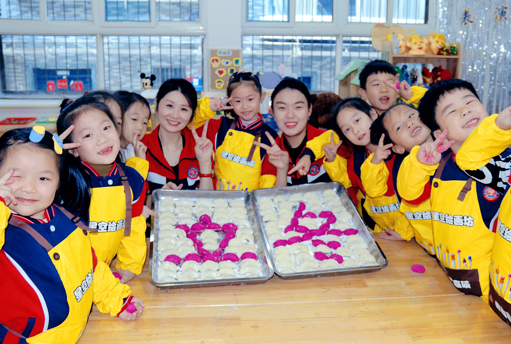 A photo taken on November 7, 2023 shows teachers and pupils making dumplings together to celebrate Lidong in Huaibei, Anhui Province, China. /CFP