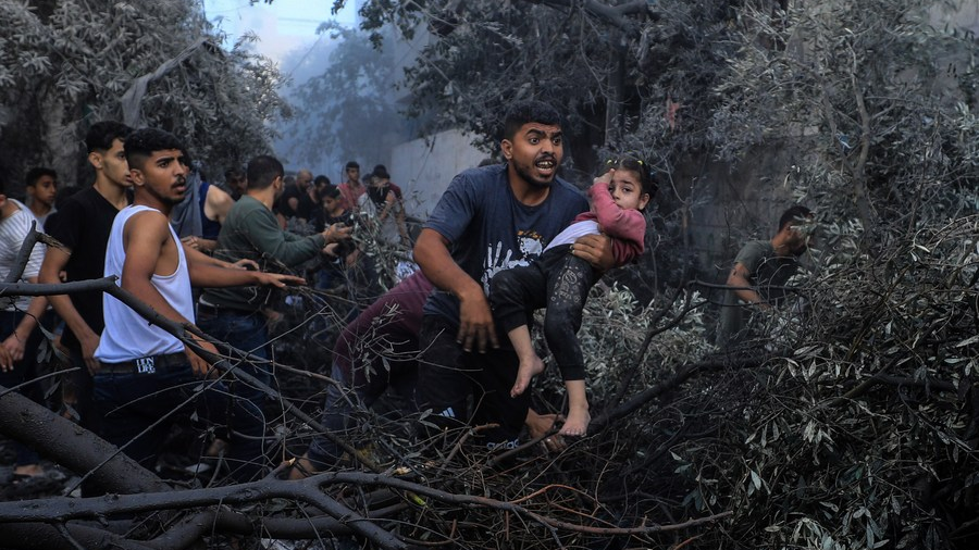 People escape after an Israeli strike at a refugee camp in central Gaza Strip, November 6, 2023. /Xinhua