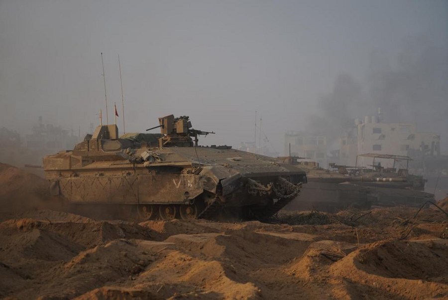 People escape after an Israeli strike at a refugee camp in central Gaza Strip, November 6, 2023. /Xinhua