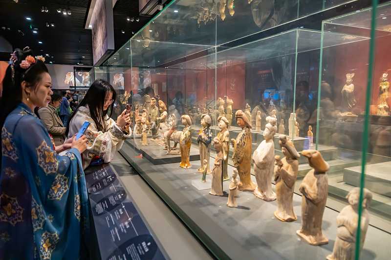 People visit the Shaanxi History Museum in Xi'an City, Shaanxi Province, November 7, 2023. /CFP