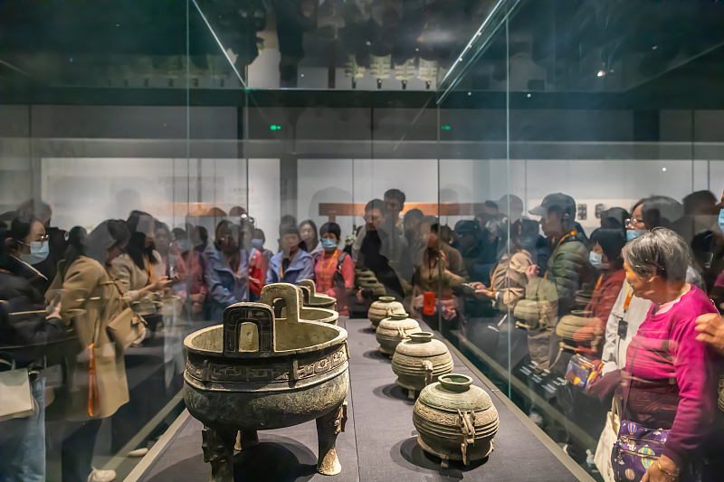 People visit the Shaanxi History Museum in Xi'an City, Shaanxi Province, November 7, 2023. /CFP