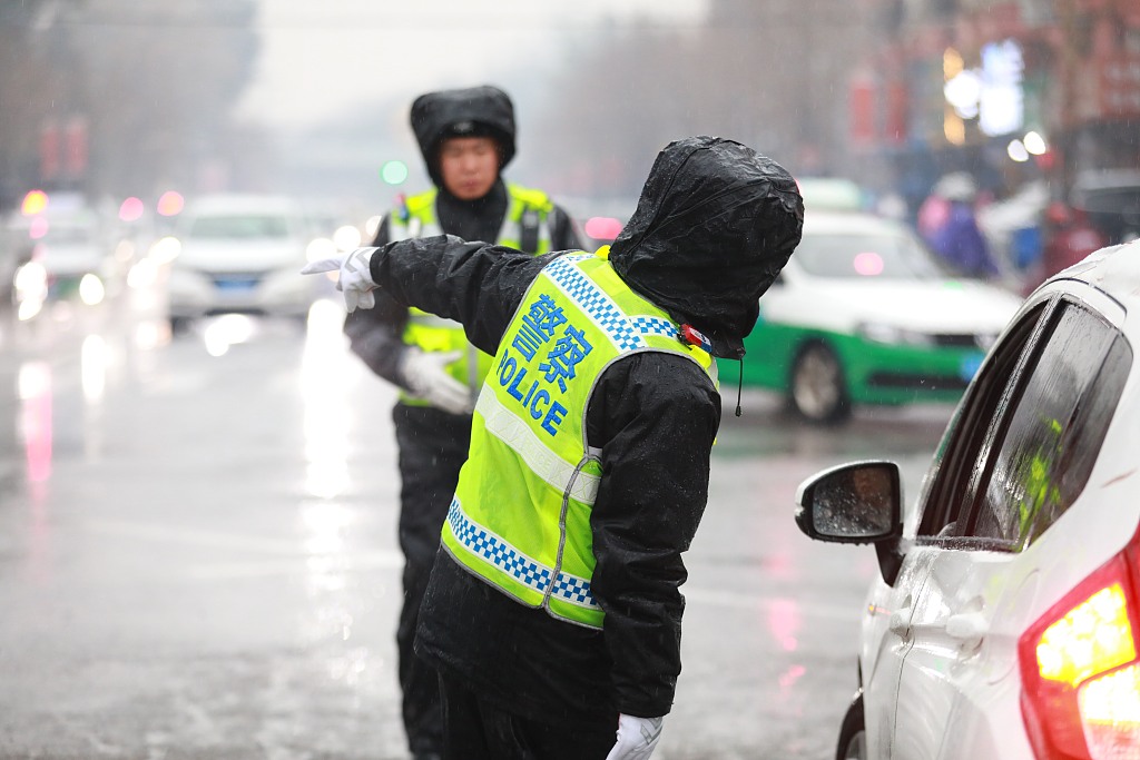 Traffic police directing cars in Fuxin City of northeast China's Liaoning Province on November 8, 2023. /CFP