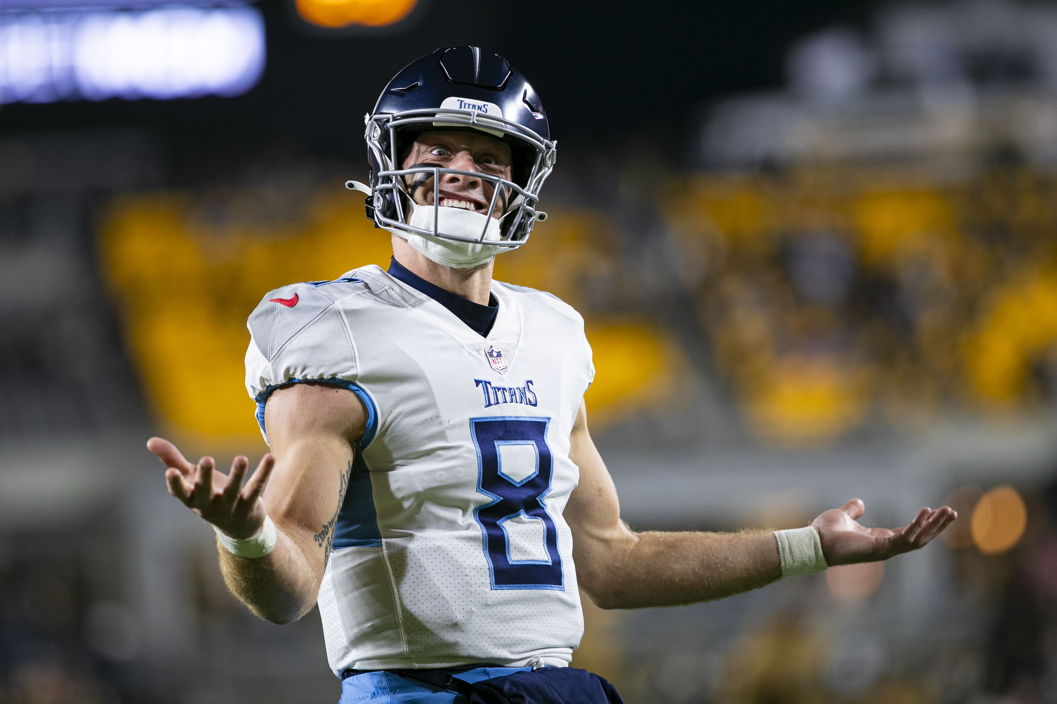 Quarterback Will Levis of the Tennessee Titans looks on in the game against the Pittsburgh Steelers at Acrisure Stadium in Pittsburgh, Pennsylvania, November 2, 2023. /CFP 