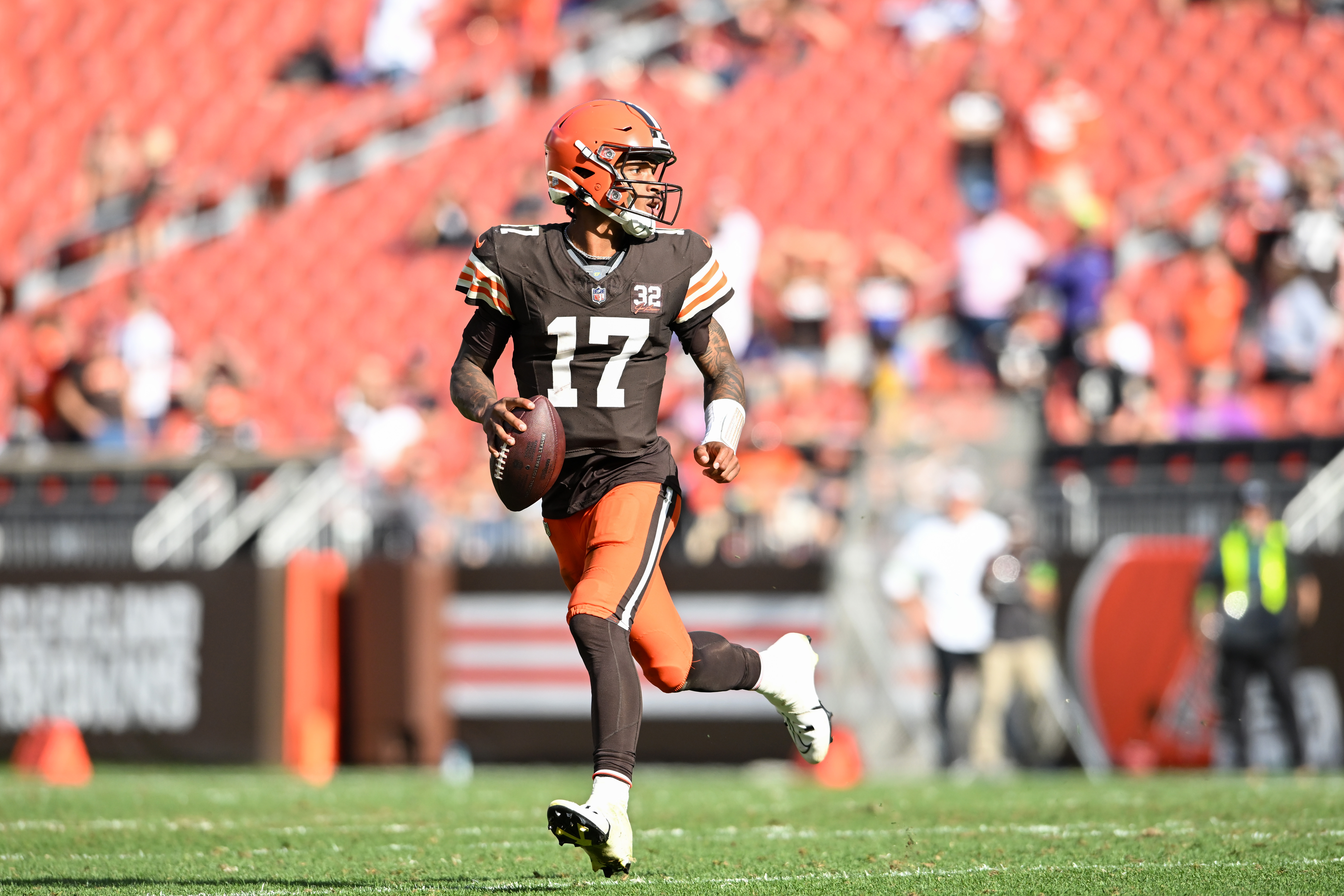 Quarterback Dorian Thompson-Robinson of the Cleveland Browns runs with the ball in the game against the Baltimore Ravens at Cleveland Browns Stadium in Cleveland, Ohio, October 1, 2023. /CFP