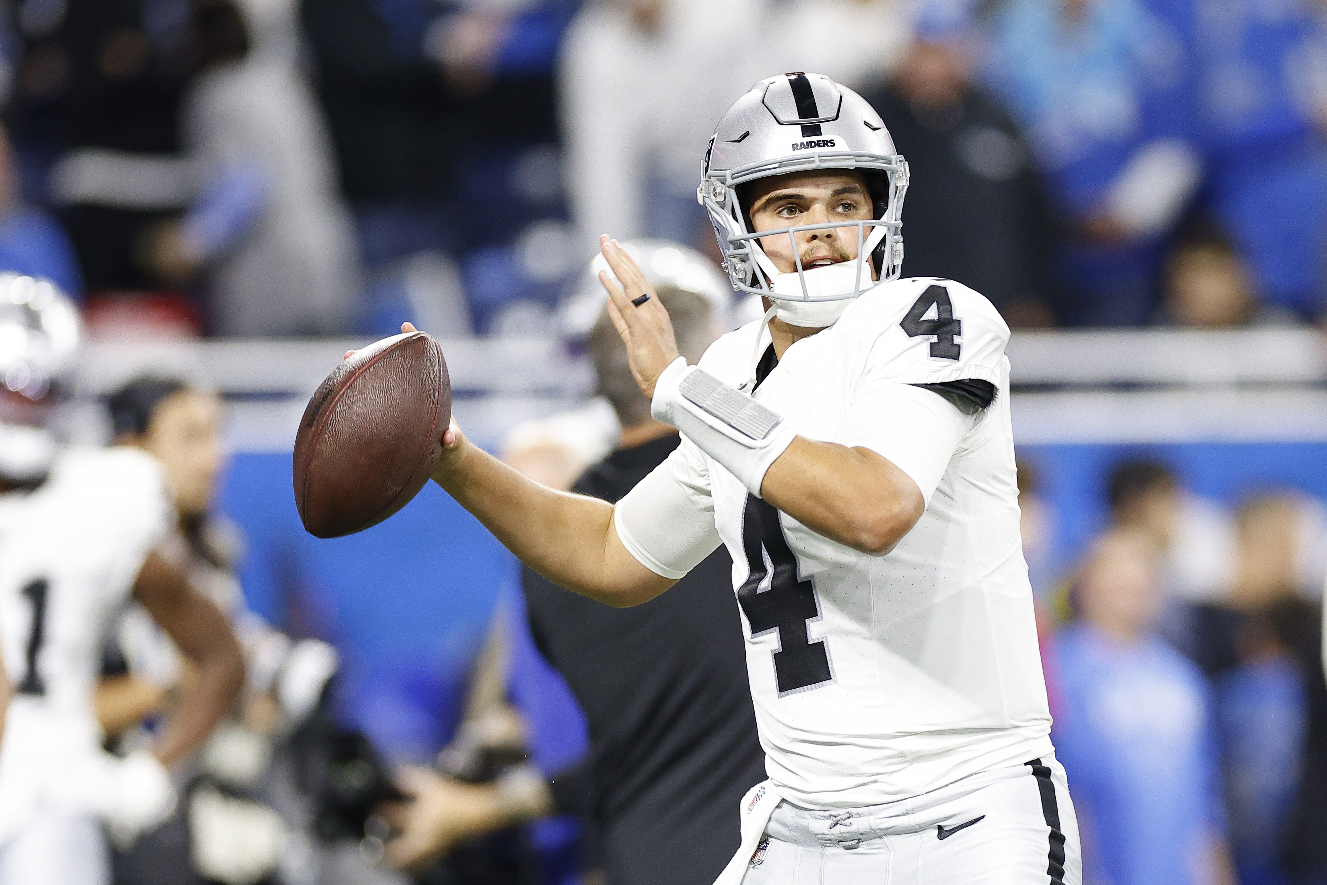 Quarterback Aidan O'Connell of the Las vegas Raiders passes in the game against the Detroit Lions at Ford Field in Detroit, Michigan, October 30, 2023. /CFP