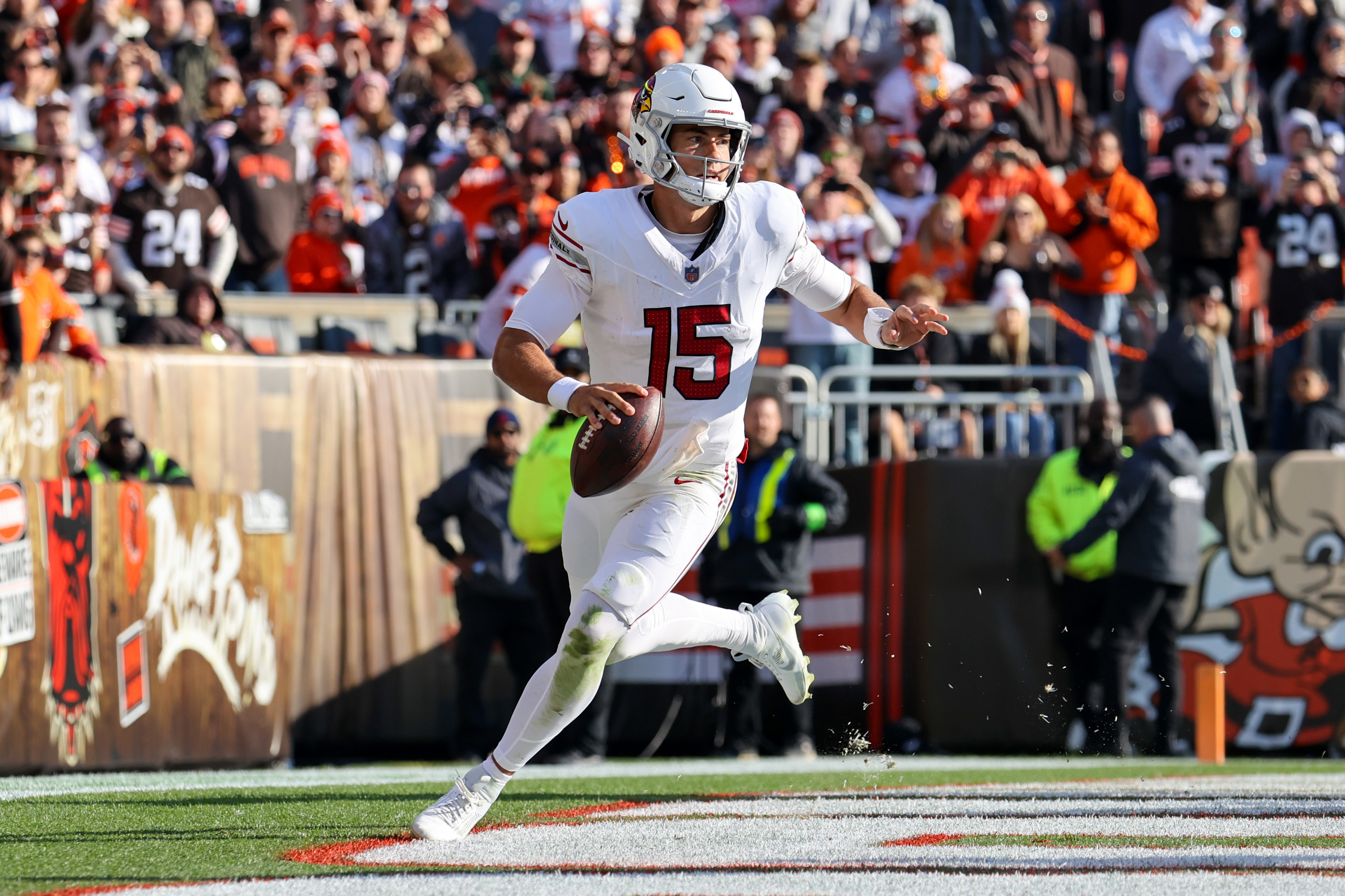 Quarterback Clayton Tune of the Arizona Cardinals runs with the ball in the game against the Cleveland Browns at Cleveland Browns Stadium in Cleveland, Ohio, November 5, 2023. /CFP