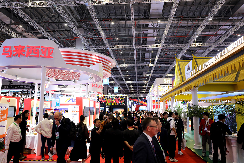 Crowds in front of the Malaysian and Cambodian booths in the National Exhibition Hall of the China International Import Expo, Shanghai, China, November 6, 2023. /CFP