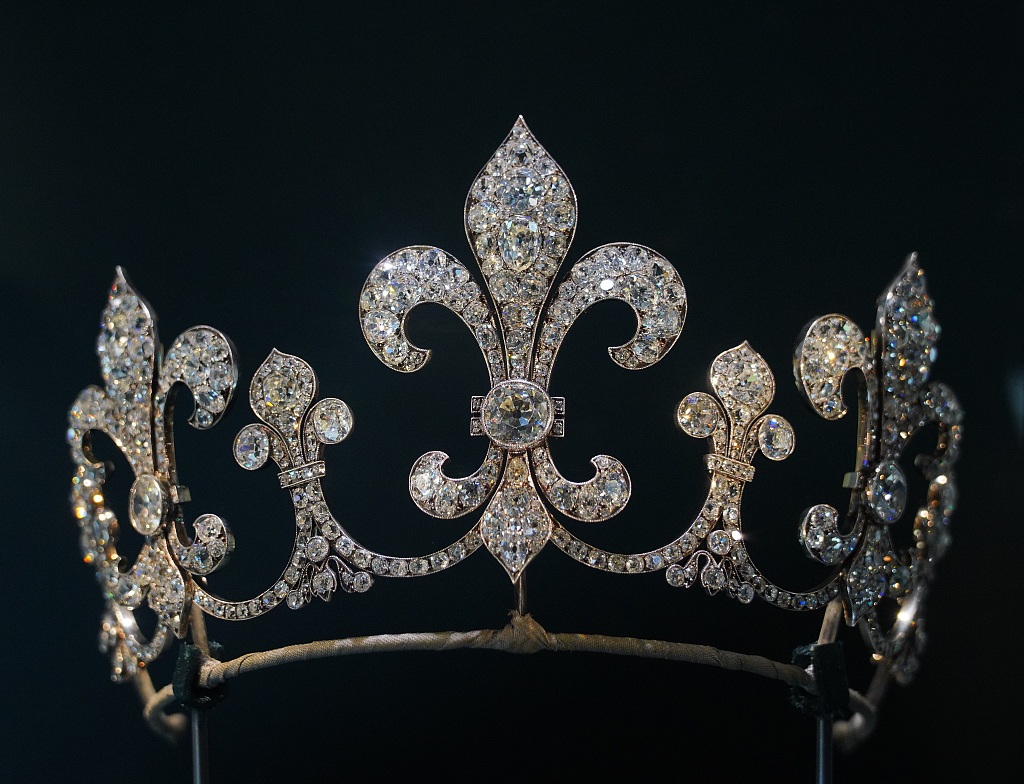 A photo from November 8, 2023, shows a diamond-encrusted crown featuring fleur-de-lys motifs on display at the China International Import Expo in Shanghai, China. /CFP